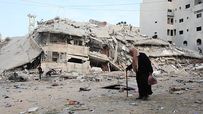 امرأة مسنة تمشي في غزة